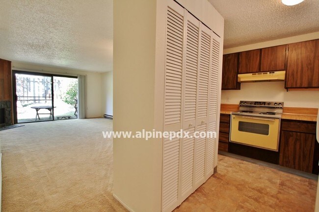 Foto del edificio - Rock creek apartment - garage yard