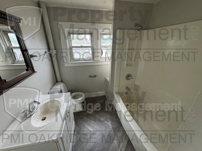 Foto del edificio - 439 1/2 Adams St
