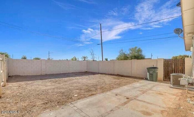 Foto del edificio - 1125 E 1st St