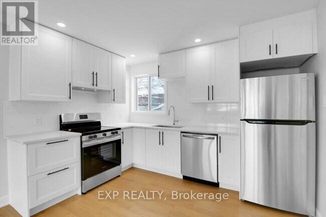 Photo du bâtiment - 555-555 Churchill Ave N