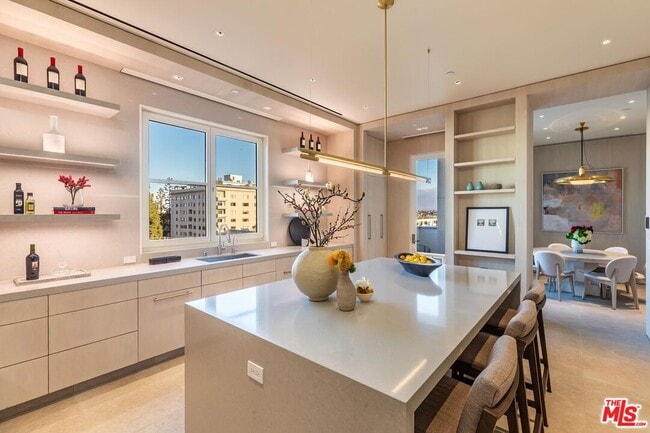 Building Photo - 455 N Palm Dr