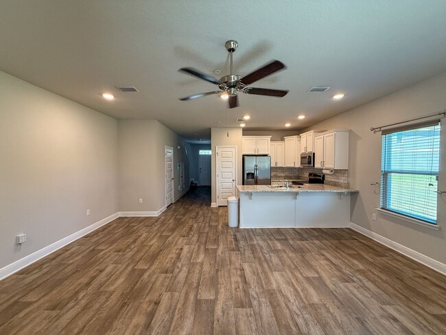 Foto del edificio - 3 bedroom 2.5 bath townhome tucked inside ...