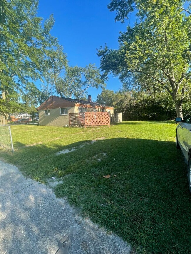 Building Photo - Charming 3-Bedroom Home on a Corner Lot in...