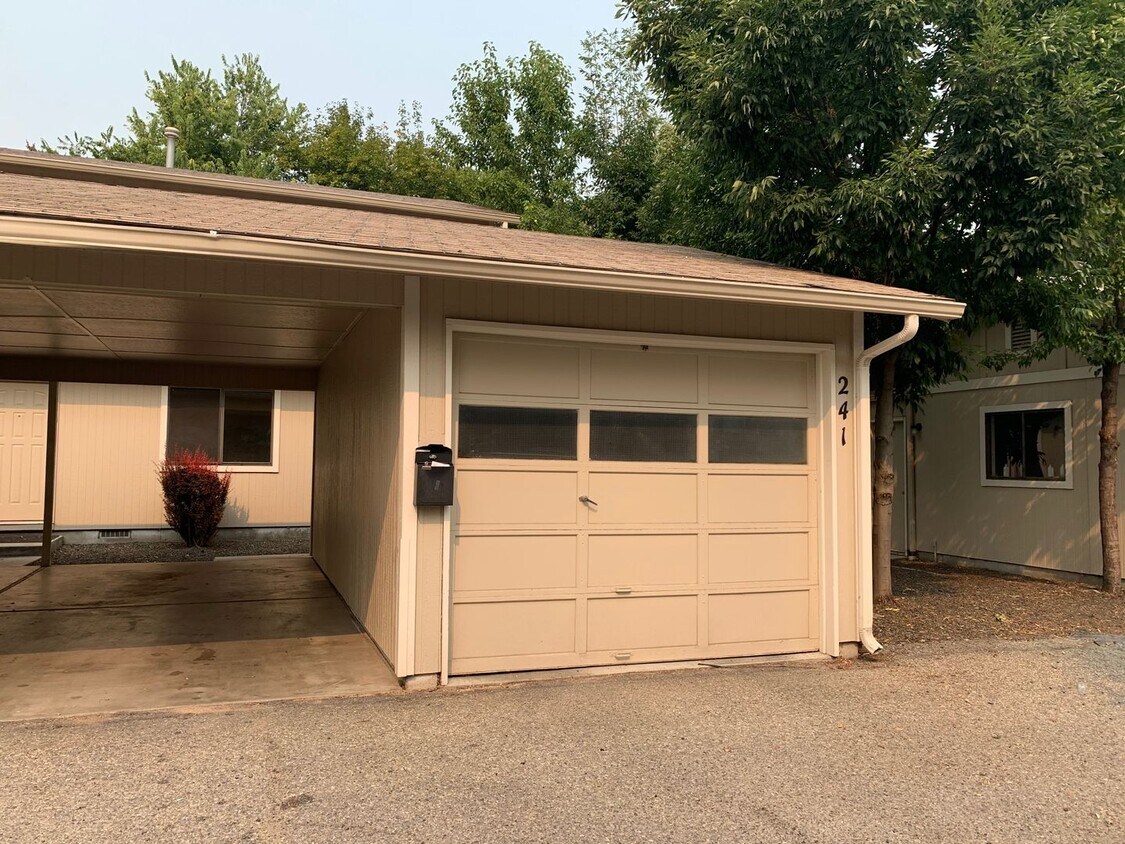Foto principal - 2 bedroom 1.5 bath. Downtown Townhome Clos...