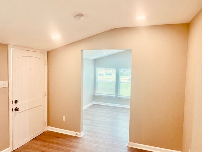 Building Photo - BEAUTIFUL REMODELED 3 BEDROOM 2 BATH IN LA...