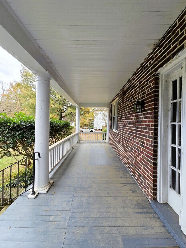 Foto del edificio - Renovated stately brick home in Forest Hill area on large lot.