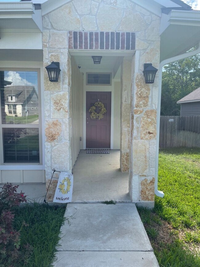 Building Photo - Beautiful 3 bed 2 bath Available for Febru...