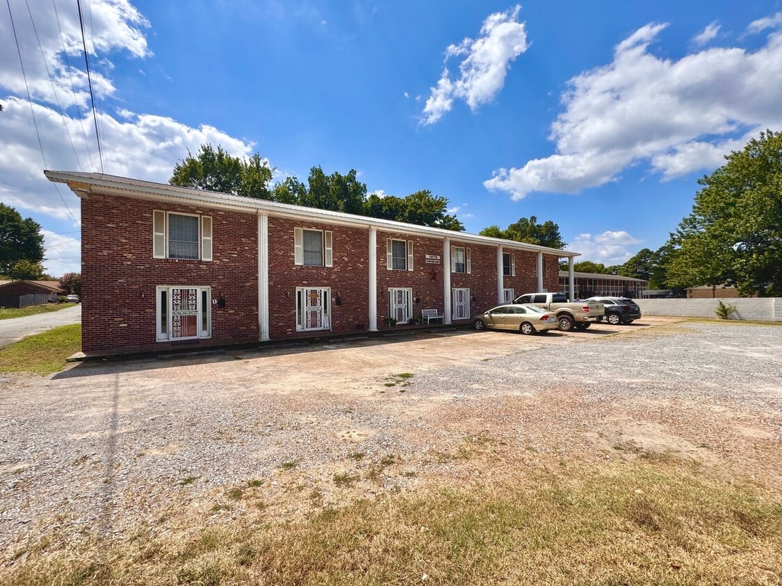 Primary Photo - 2/1.5 1400sqft Townhouse with Water, Trash...