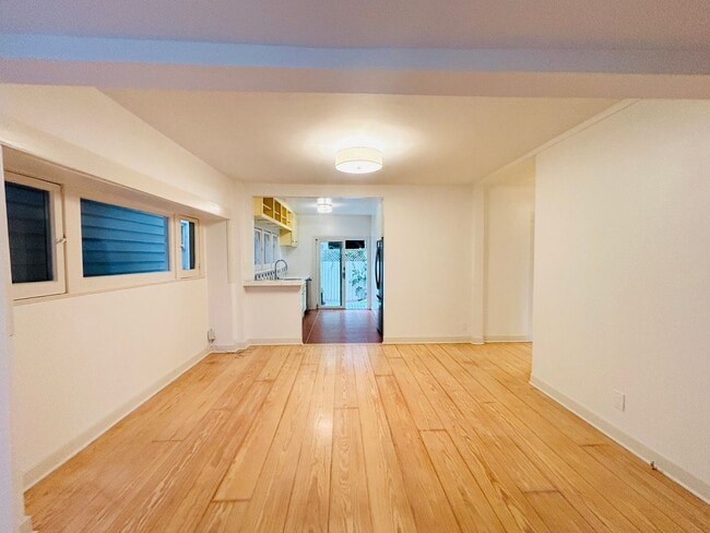 Building Photo - Live the true California lifestyle in this 2 bedroom 2 bathroom cottage, in Venice!