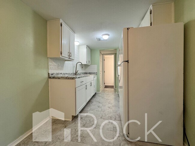 Foto del edificio - 2 Bedroom Townhome with All Appliances Included!