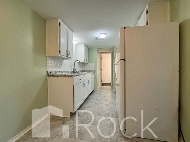 Photo - 2 Bedroom Townhome with All Appliances Included!