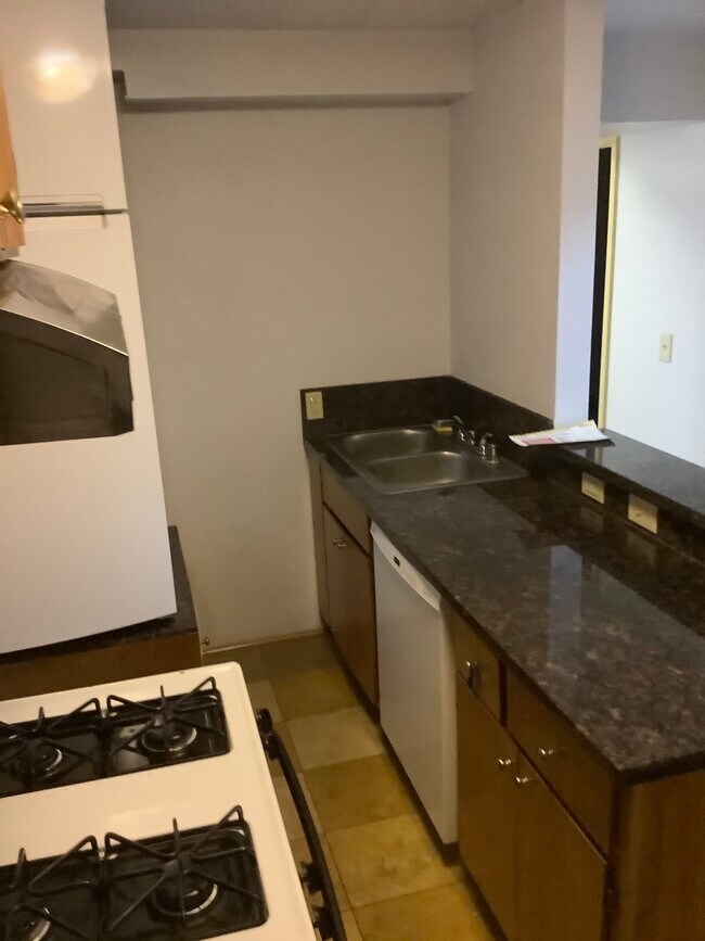 Kitchen - 5819 Bayview Ave