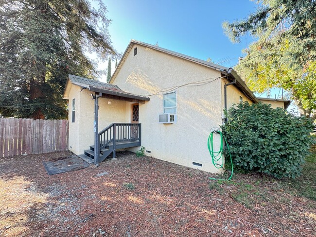 Building Photo - 3 bed /1 ba apt (tri-plex)- S.Yuba City