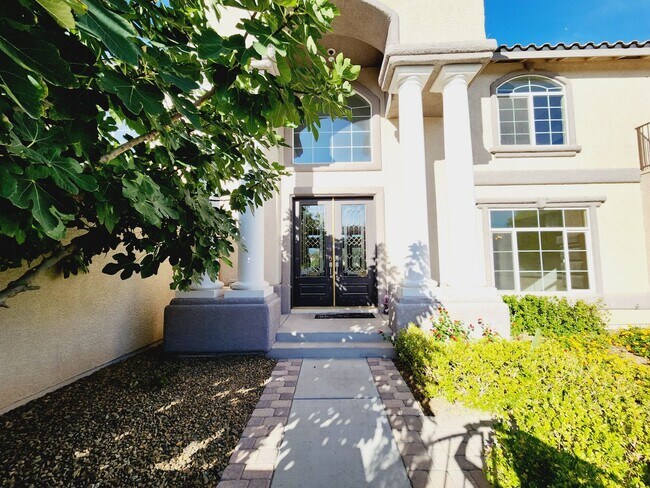Foto del edificio - COMING SOON! STUNNING 6 BEDROOM HOME WITH ...