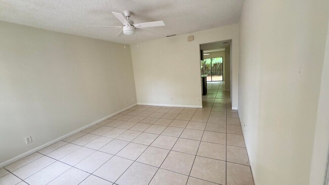 Foto del edificio - 1119 Goldenrod Rd