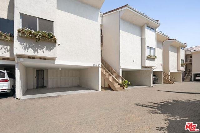 Primary Photo - 23908 De Ville Way