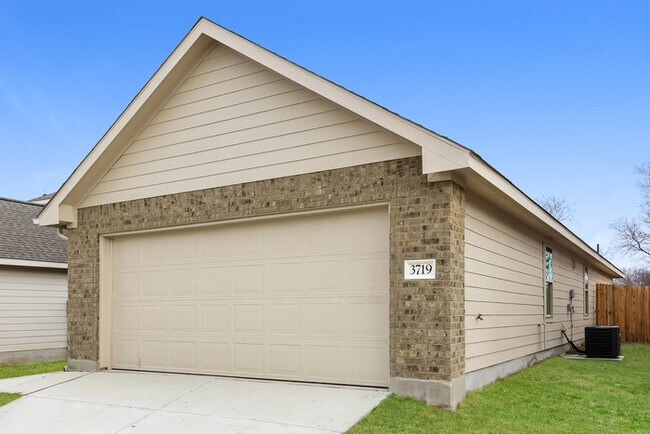 Building Photo - Somerset Trails - 3719 Somers Crest, San A...