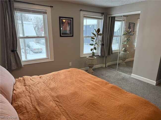 Foto del edificio - 1883 W 57th St