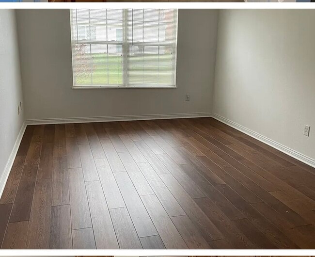 Large master with new hardwood flooring with walk- in closet - 1195 Count Turf Ct