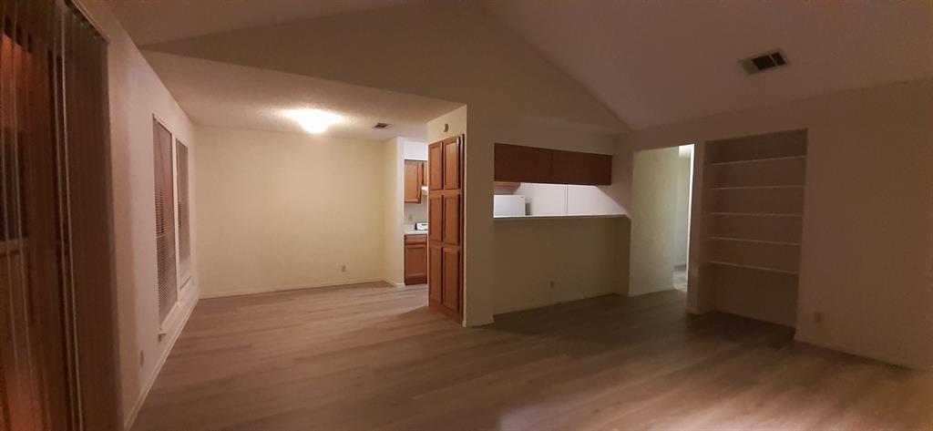 Foto principal - Upstairs Two Bedroom Unit in Fourplex with...