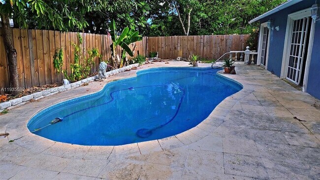 Foto del edificio - 7601 Kimberly Blvd