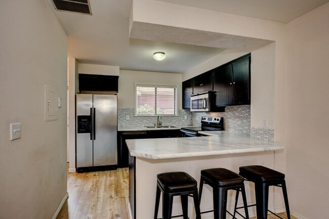 Building Photo - Central 2 bed 1.5 bath Townhouse