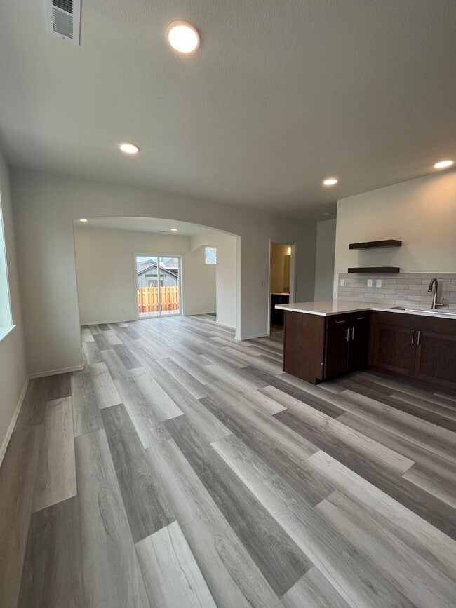 Building Photo - 975 W 27th Ave