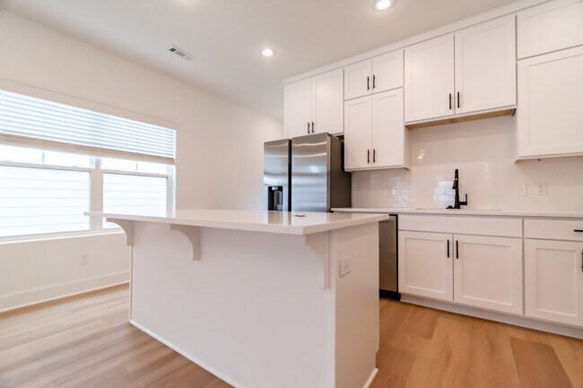 Foto del edificio - 1228 W James St