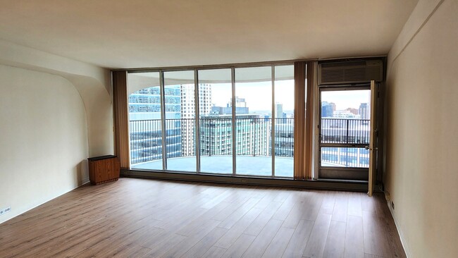 Foto del edificio - 300 N State St