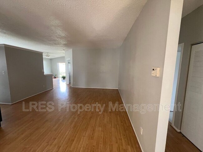 Foto del edificio - 11218 Worley Ave