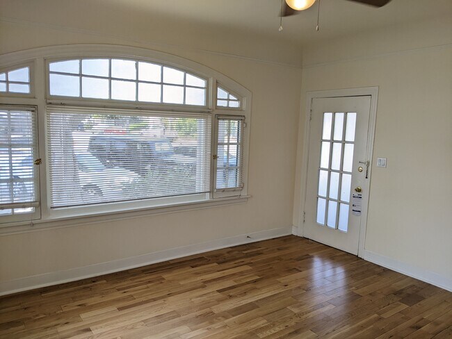Building Photo - 1128 N Gardner St