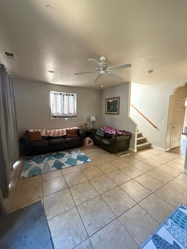 Sala de estar - 1486 E Ivy Ln