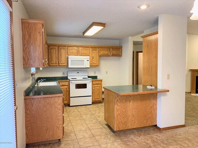 Foto del edificio - 2401 N Indiana Ave