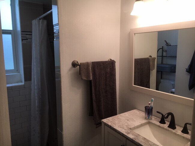 Building Photo - 1128 Elm St