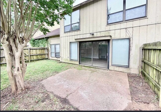 Foto del edificio - 8406 Rockcreek Pkwy