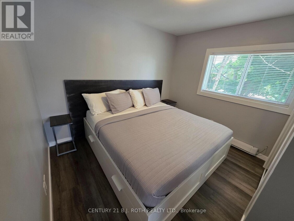 Building Photo - 82 Albert St N