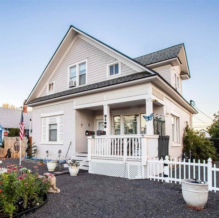 Front of the House - 2102 E Sinto Ave