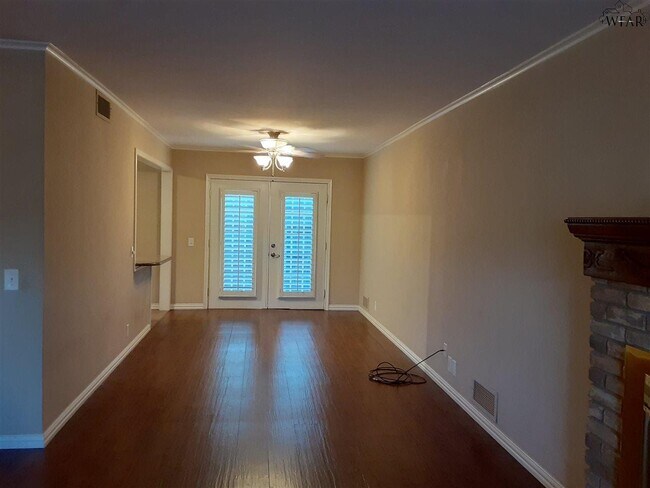 Building Photo - 2413 Lou Ln