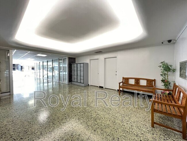 Foto del edificio - 1560 Kanunu St