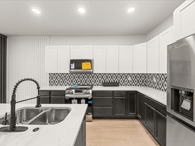 Foto del edificio - Knoxville 37914 - 3 bedroom, 3 bath stunning townhome apartment in Park City area of Knoxville - ...