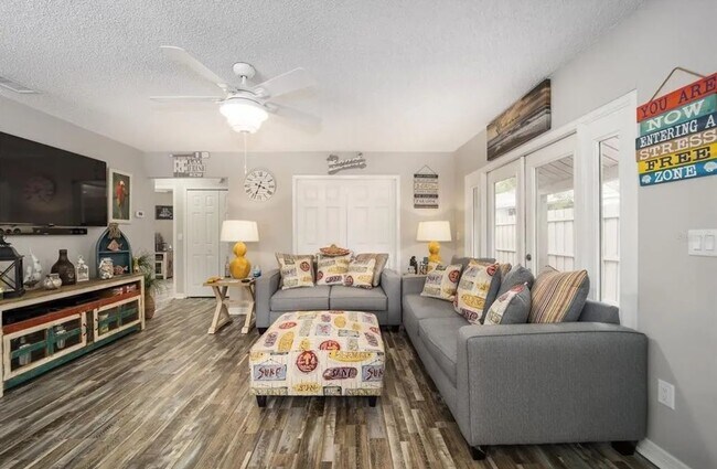 Building Photo - AVAILABLE BY JUNE 15TH. CHARMING 3/2 VILLA...