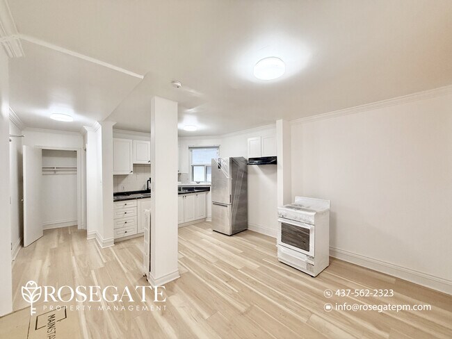 Photo du bâtiment - All-Inclusive 1-Bedroom Apartment with Internet & Parking – York