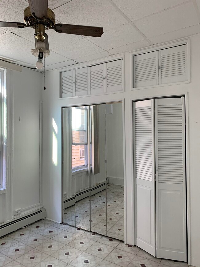 Building Photo - 213 MAPLE St