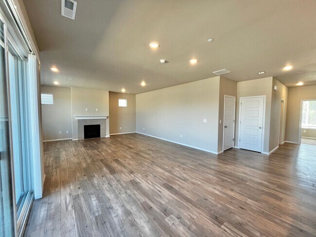 Foto del edificio - Expansive Baker Heights Home Close to Bases