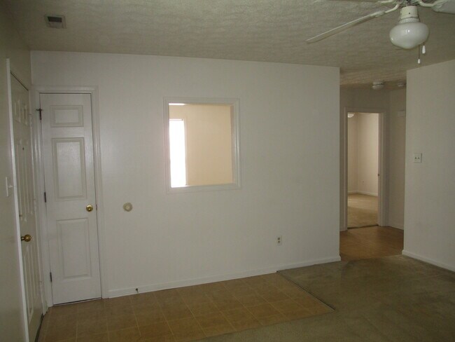 Foto del edificio - 2 Bedroom 1 bath downstairs unit