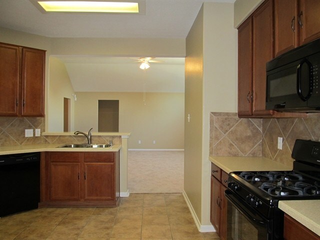 Foto del edificio - 2423 Lofty Falls Ct