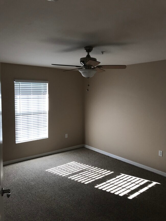 Foto del edificio - 1759 Four Mile Cove Pkwy