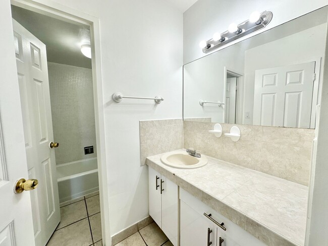 Foto del edificio - Amazing location: Close to Lincoln & the b...