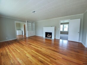 Building Photo - 118 W Franklin St
