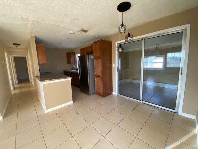 Building Photo - Charming 3 Bedroom 1 Bathroom House!